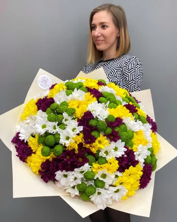 Букет 51 разноцветная кустовая хризантема