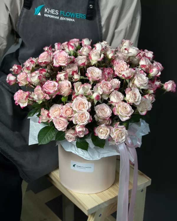 Кустовые розы в коробке L