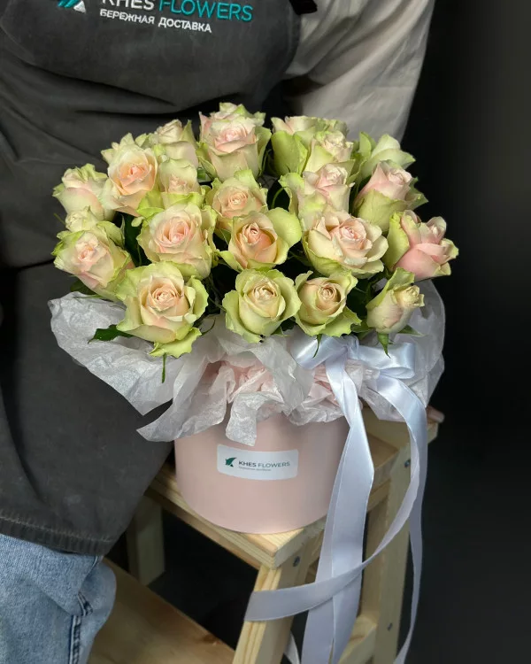 Розы в коробке недорогие 25 Кений