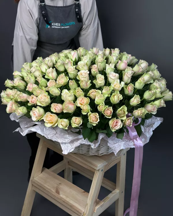 Розы в корзине недорогие 151 Кения