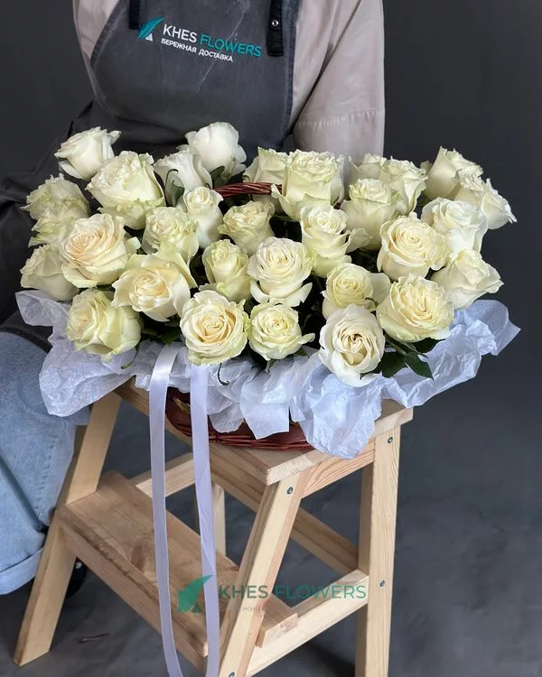 Белые розы Эквадор в корзине M