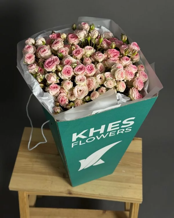 Букет 21 нежная кустовая роза (50 см)