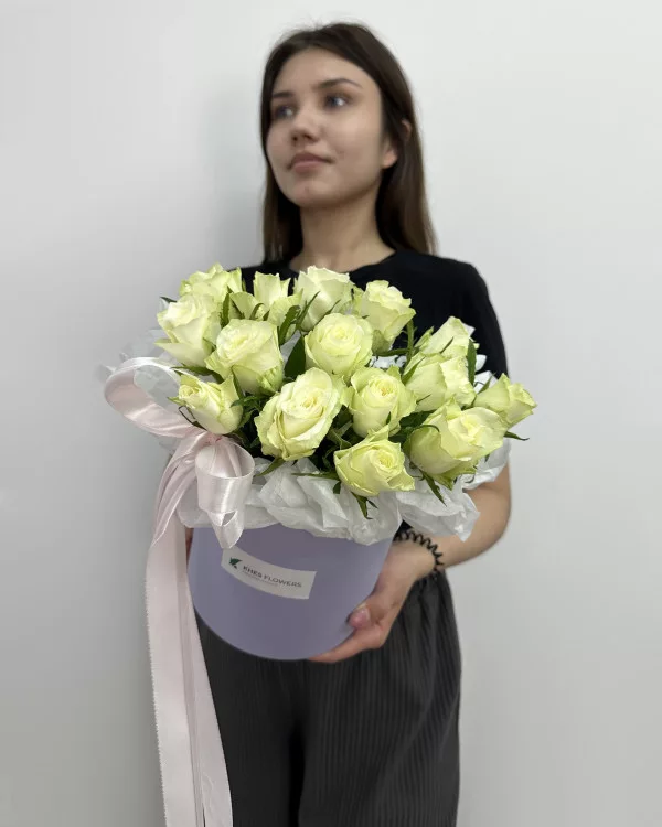 Белые розы в коробке S