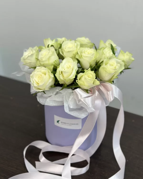 Белые розы в коробке S