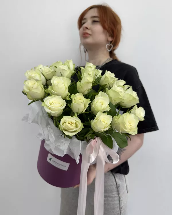 Белые розы в коробке M