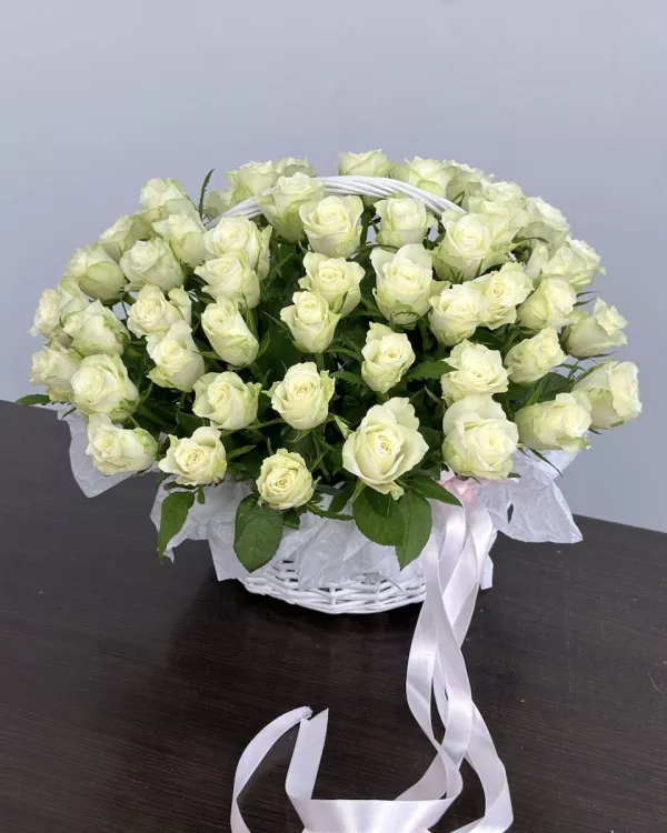 Белые розы в корзине L