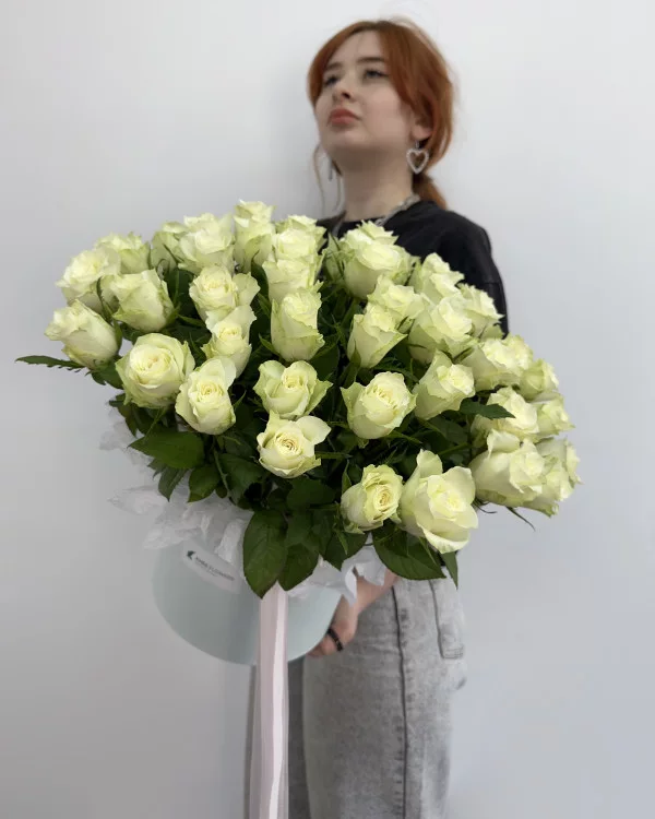 Белые розы в коробке XL